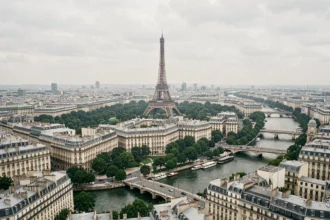 Vue aérienne panoramique de Paris avec la Tour Eiffel et les toits haussmanniens, illustrant la plus belle ville du monde en 2026