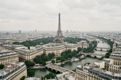 Vue aérienne panoramique de Paris avec la Tour Eiffel et les toits haussmanniens, illustrant la plus belle ville du monde en 2026