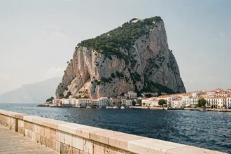 Vue panoramique du Rocher de Gibraltar depuis le front de mer avec la ville et le détroit en arrière-plan