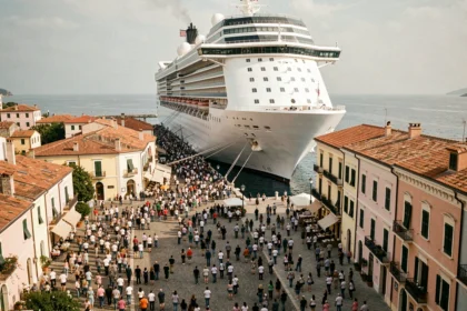 Paquebot de croisière géant écrasant un port méditerranéen historique envahi par les touristes